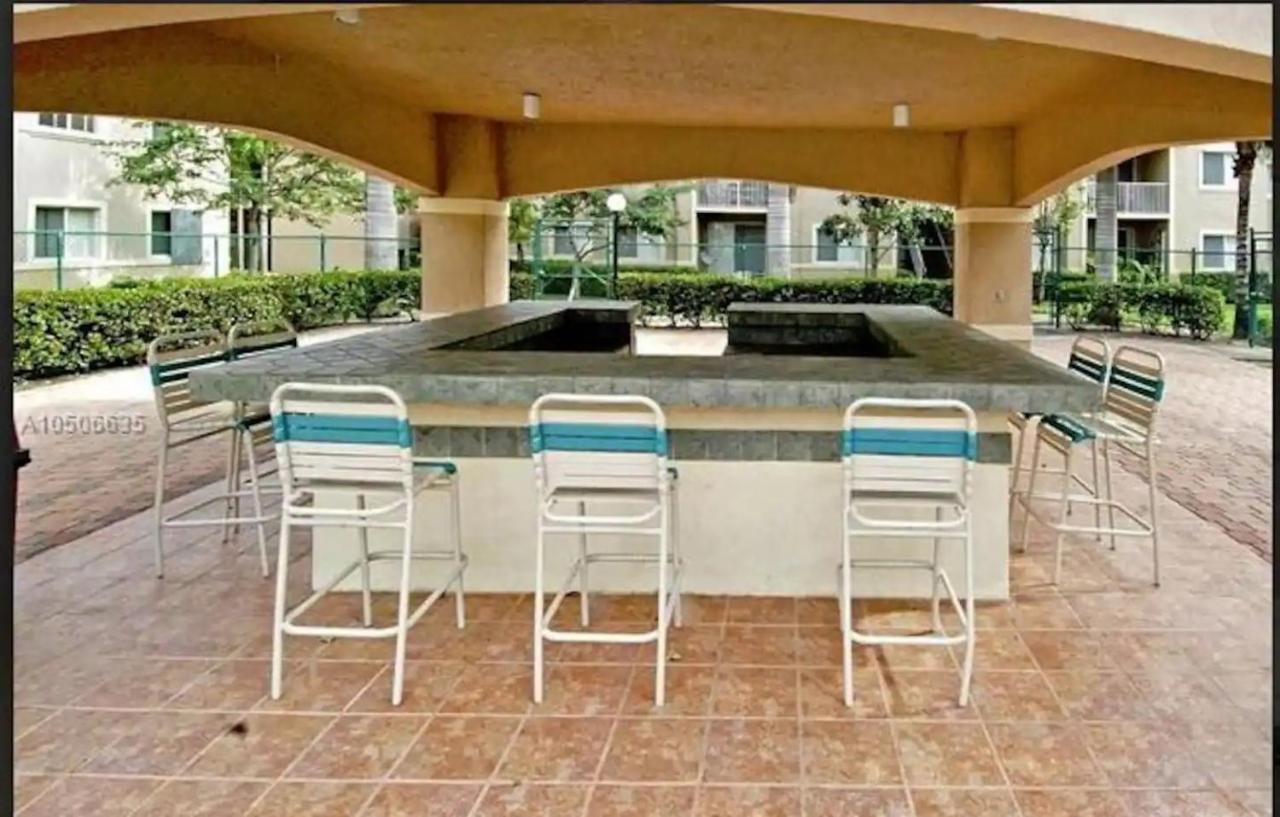 Master Room In Apartment Davie Exterior photo