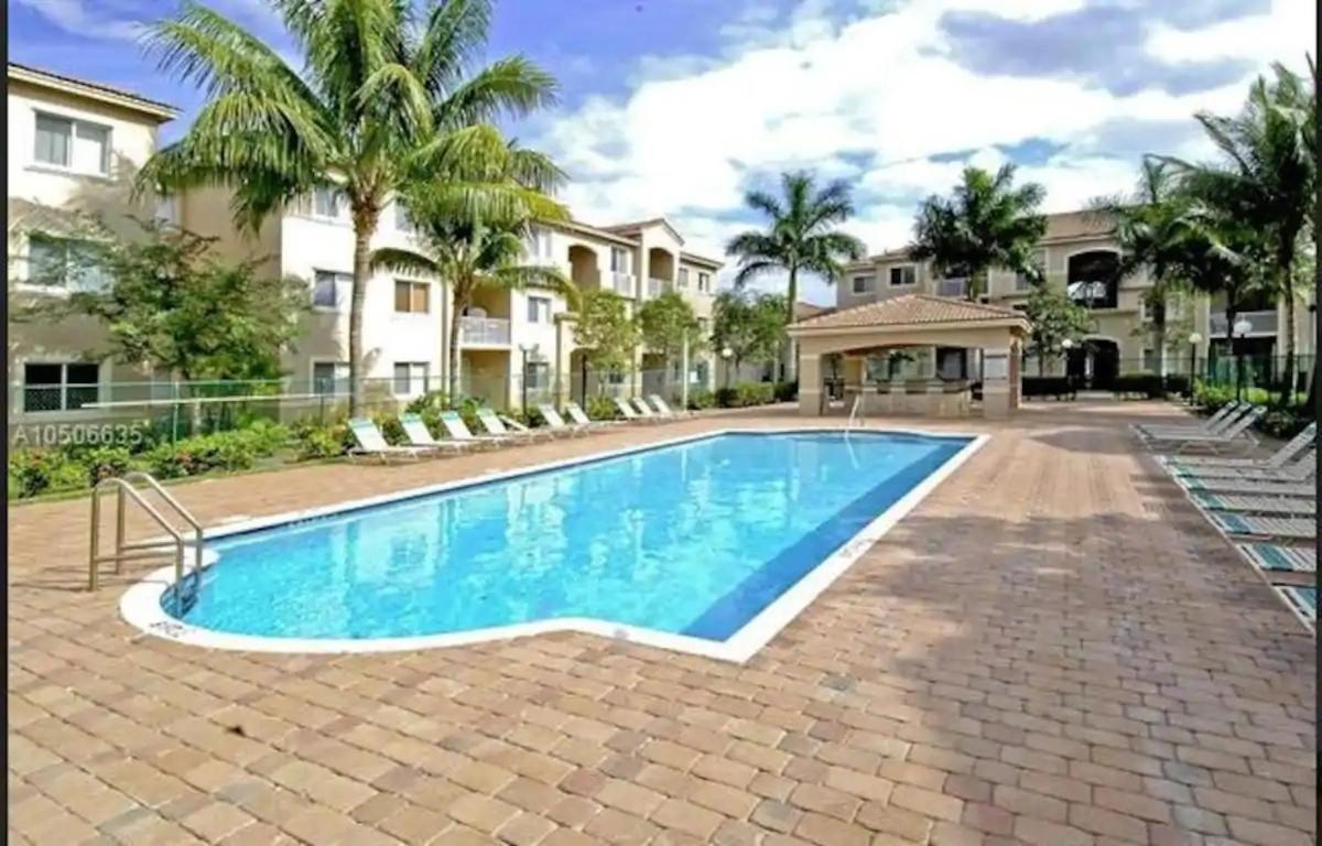 Master Room In Apartment Davie Exterior photo